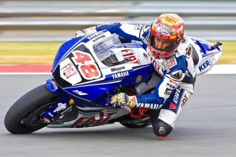 Piloto de MotoGP inclinado en curva, demostrando el efecto giroscopio moto. La moto Yamaha #48 de Jorge Lorenzo se desliza con precisión.