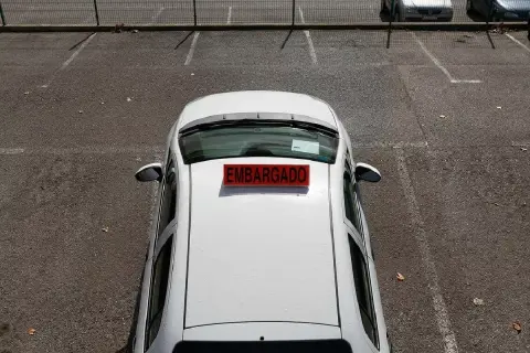 Un coche blanco con un letrero rojo de "EMBARGADO" en el techo. A pesar de estar embargado, ¿podría pasar la ITV?