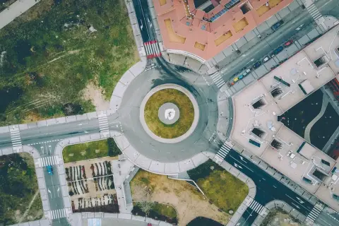 Vista aérea de una rotonda. Los coches deben ceder el paso a los que ya están dentro, demostrando quién tiene prioridad en una rotonda.