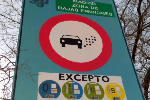 Señal de Madrid Zona de Bajas Emisiones. Prohibido circular sin la etiqueta medioambiental correcta.