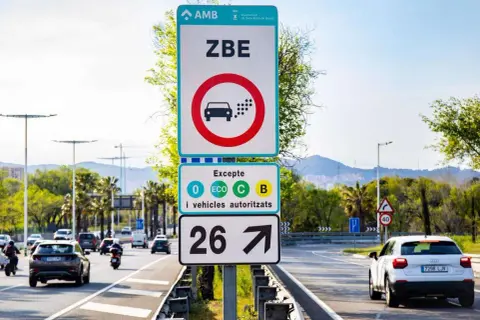 Señal de ZBE en España. Prohibido el paso a vehículos sin etiqueta ambiental o con etiquetas C y B. Permite paso a 0, ECO.