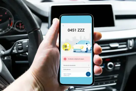 Mano revisa en el móvil que el coche 0451 ZZZ no tiene seguro. Es importante fiva comprobar seguro.