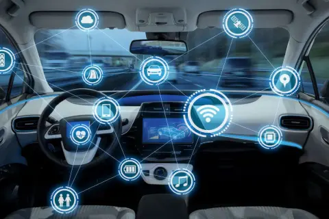 Interior de un ldw coche futurista con iconos de conectividad: wifi, corazón, batería, música, personas, chip, ubicación, satélite, carretera, semáforo y móvil.