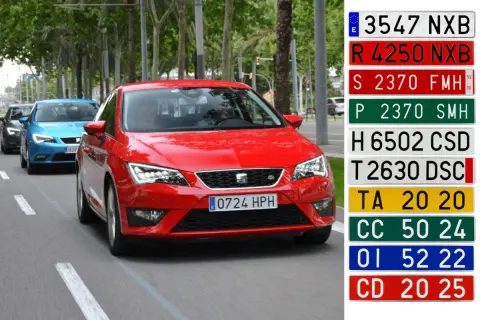 Coches en fila, uno rojo con matrícula H año 0724 HPH, y otros azules y grises. A la derecha, varias matrículas de diferentes colores y formatos.