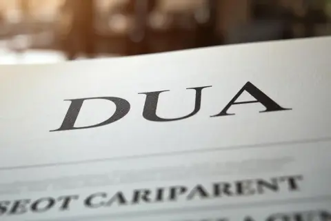 Documento con la palabra DUA en grande. Ideal para quienes buscan cómo calcular DUA Canarias coche.
