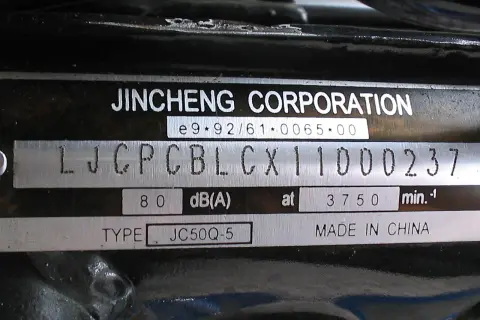 Placa de identificación de Jincheng Corporation. El número de bastidor es LJCPCBLCX11000237. Así puedes saber el número de bastidor de tu coche.