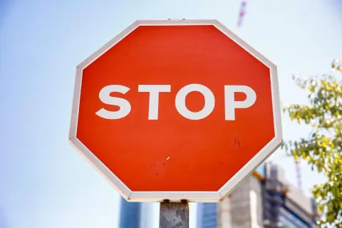 Señal de stop octogonal roja con borde blanco, indicando uno de los tipos de stop más comunes.