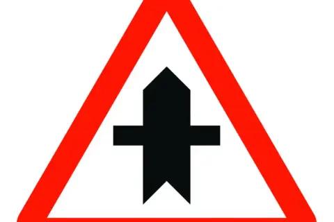 Señal de advertencia: intersección con vía secundaria. Debes ceder el paso izquierda o derecha.