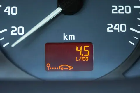 Indicador de consumo medio coche gasolina: 4.5 L/100 km.