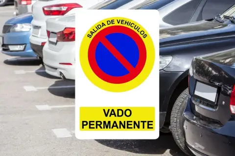 Señal de "Vado Permanente" con prohibición de salida de vehículos. Indica que no se puede aparcar para garantizar el paso.