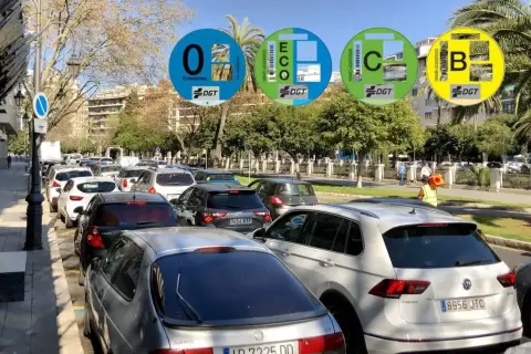 Coches aparcados en Palma, con distintivos DGT de la zona de bajas emisiones.