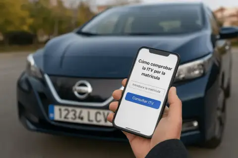 Mano sostiene móvil con app para consultar ITV por matrícula de coche en España.