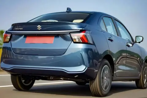 Vista trasera de un coche azul metálico, con un discreto spoiler coche integrado en el maletero.