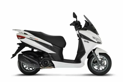 Scooter Aprilia SXR 50 blanco y negro. Con el permiso B puedo conducir un ciclomotor como este para moverme por la ciudad.