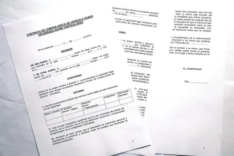 Contrato de compraventa de vehículo usado entre particulares. Incluye datos del comprador, vendedor, características del coche y cláusulas legales.