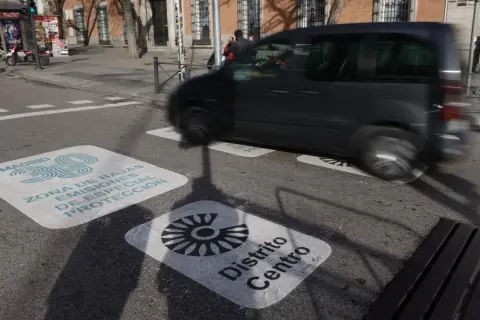 Un coche sin etiqueta pasa por una zona de bajas emisiones en Madrid.