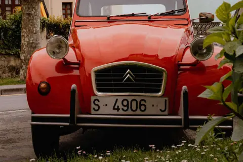 Citroën 2CV rojo con matrícula española S 4906 J. Un clásico listo para recorrer España.