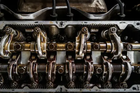 Detalle de culata de motor con válvulas y balancines aceitados. ¿Quieres saber como saber los cv de mi coche?