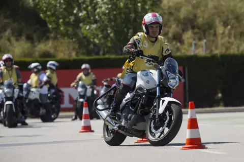 Motociclista en curso de práctica. ¡Sí, puedo sacarme el A2 sin tener el A1!