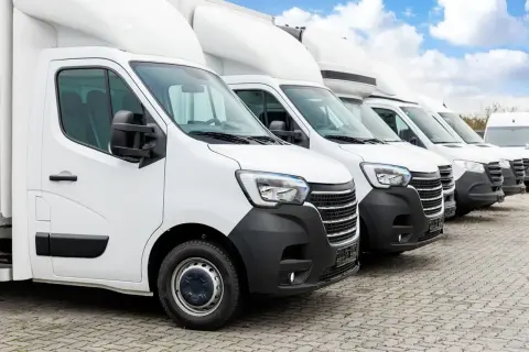 Flota de furgonetas blancas listas para su primera inspección técnica periódica.