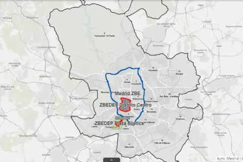 Mapa de Madrid con zonas ZBE y ZBEDEP. Rutas de carga y descarga marcadas en azul y rojo.