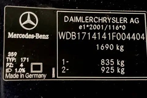 Placa de identificación de un Mercedes-Benz con el número de bastidor de un coche: WDB1714141F004404.