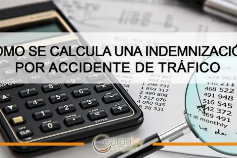 Calculadora y lupa sobre documentos financieros, ilustrando cómo calcular una indemnización por accidente de tráfico.