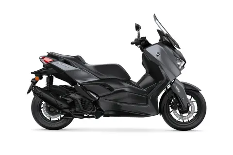 Moto Yamaha XMAX gris oscuro, con líneas deportivas. ¿Cuántos caballos tiene una moto de 125cc? Este modelo ofrece potencia y agilidad.