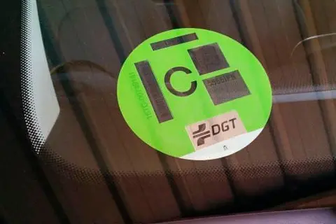 Etiqueta DGT de distintivo ambiental C en parabrisas.