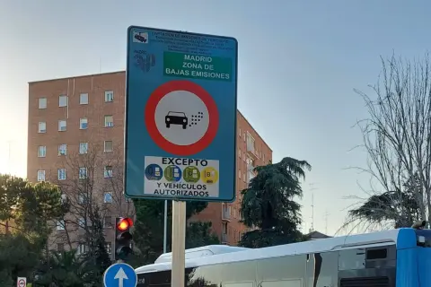 Señal de tráfico en Madrid que indica "Madrid Zona de Bajas Emisiones", con excepciones para vehículos autorizados y distintivos ambientales.