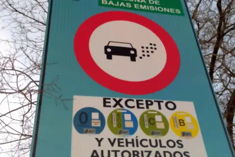 Señal de zona de bajas emisiones, prohibido circular a vehículos sin etiqueta DGT. Excepto los que tengan distintivos ECO, C, B o 0.