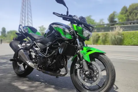 Moto Kawasaki verde y negra lista para sacar el carnet A2 teniendo el B. ¡A disfrutar de la carretera!