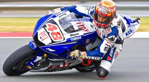 Piloto de MotoGP inclinado en curva, demostrando el efecto giroscopio moto. La moto Yamaha #48 de Jorge Lorenzo se desliza con precisión.