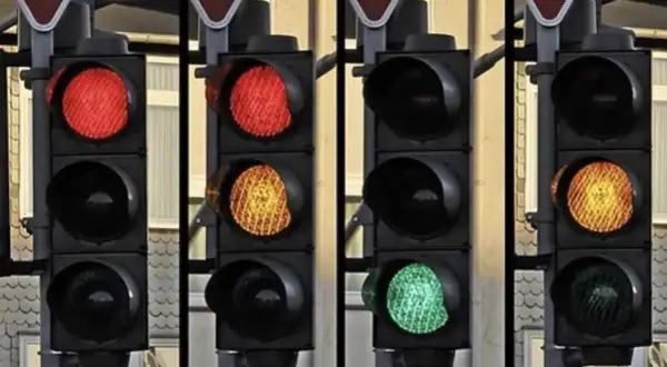 Secuencia de semáforos para tranvía: rojo, rojo/ámbar, verde, ámbar.