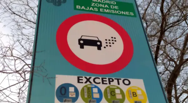 Señal de Madrid Zona de Bajas Emisiones. Prohibido circular sin la etiqueta medioambiental correcta.