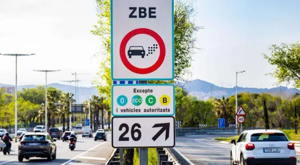 Señal de ZBE en España. Prohibido el paso a vehículos sin etiqueta ambiental o con etiquetas C y B. Permite paso a 0, ECO.