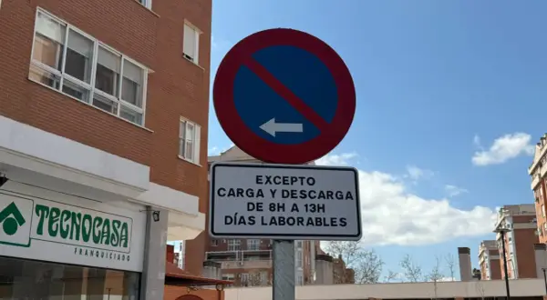 Señal de prohibido estacionar con excepción de carga y descarga de 8h a 13h en días laborables.