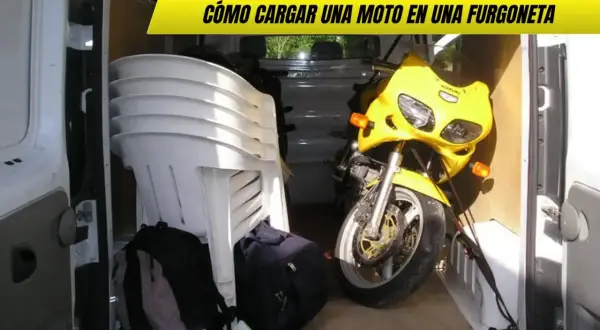 Una moto amarilla lista para transportar en furgoneta, junto a sillas apiladas y mochilas.