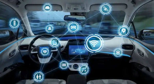Interior de un ldw coche futurista con iconos de conectividad: wifi, corazón, batería, música, personas, chip, ubicación, satélite, carretera, semáforo y móvil.