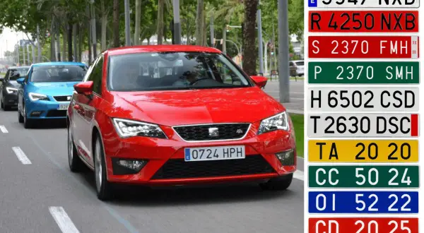 Coches en fila, uno rojo con matrícula H año 0724 HPH, y otros azules y grises. A la derecha, varias matrículas de diferentes colores y formatos.