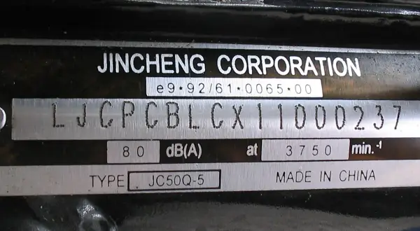 Placa de identificación de Jincheng Corporation. El número de bastidor es LJCPCBLCX11000237. Así puedes saber el número de bastidor de tu coche.