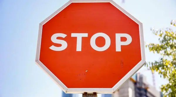 Señal de stop octogonal roja con borde blanco, indicando uno de los tipos de stop más comunes.