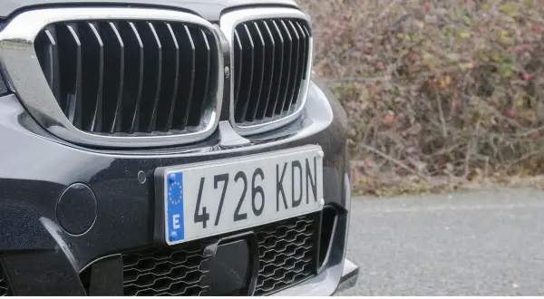 Matrícula de coche con el número 4726 KDN. El año de matriculación es un detalle importante para este vehículo.