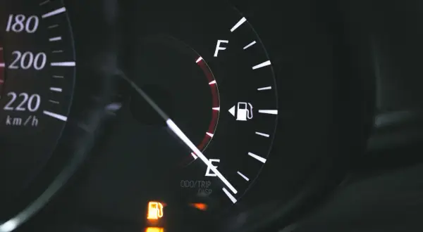 El indicador de combustible marca vacío. El coche sin gasolina está a punto de quedarse parado.