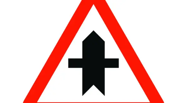 Señal de advertencia: intersección con vía secundaria. Debes ceder el paso izquierda o derecha.