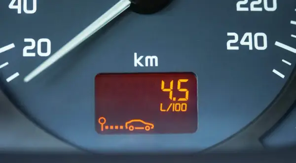 Indicador de consumo medio coche gasolina: 4.5 L/100 km.