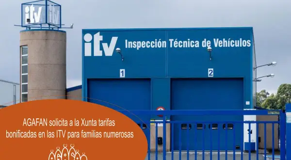 Edificio de ITV con puertas azules y letrero "Inspección Técnica de Vehículos". Un cartel naranja informa sobre tarifas bonificadas en ITV para **familia numerosa**.