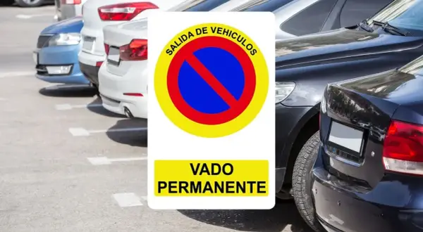 Señal de "Vado Permanente" con prohibición de salida de vehículos. Indica que no se puede aparcar para garantizar el paso.