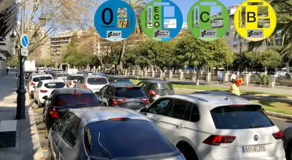 Coches aparcados en Palma, con distintivos DGT de la zona de bajas emisiones.