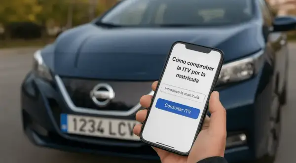 Mano sostiene móvil con app para consultar ITV por matrícula de coche en España.
